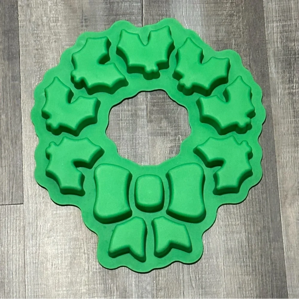 Christmas Holiday Wreath Silicone Baking Pan